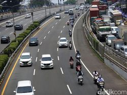 Pemotor Pendukung Habib Rizieq Lintasi Tol Dalam Kota