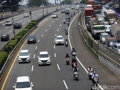Pemotor Pendukung Habib Rizieq Lintasi Tol Dalam Kota