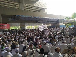 Pesawat Habib Rizieq Mendarat, Pendukung di Soetta Serukan Ahlan Wa Sahlan