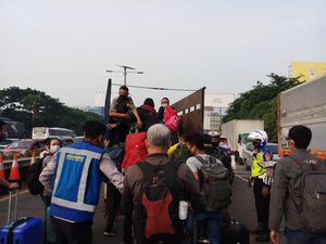 Lalin Macet Total, Penumpang ke Bandara Soetta Diangkut Truk-Mobil Patwal Lalin Macet Total, Penumpang ke Bandara Soetta Diangkut Truk-Mobil Patwal