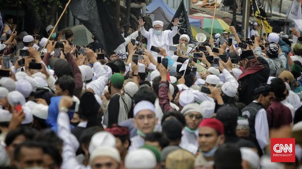 Habib Rizieq Shihab menyapa massa di Markas Besar FPI, Petamburan, Jakarta, Selasa (10/11/2020). CNN Indonesia/Adhi Wicaksono