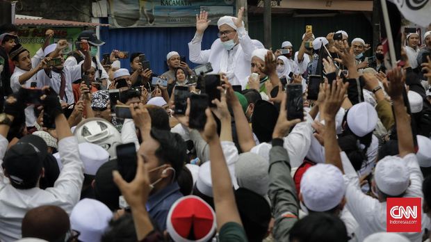 Habib Rizieq Shihab greets the crowd at FPI Headquarters, Petamburan, Jakarta, on Tuesday (11/10/2020).  CNN Indonesia / Adhi Wicaksono