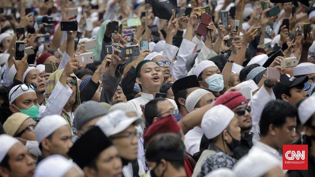 Habib Rizieq Shihab menyapa massa di Markas Besar FPI, Petamburan, Jakarta, Selasa (10/11/2020). CNN Indonesia/Adhi Wicaksono