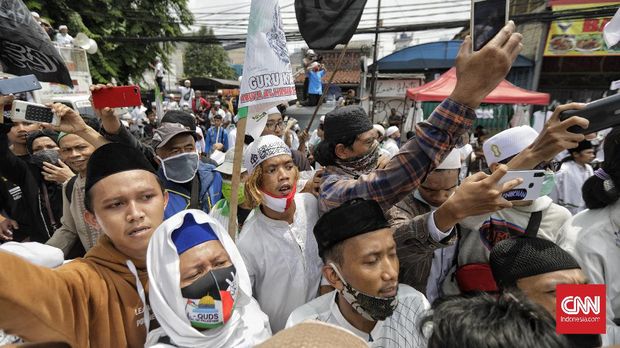 Massa menunggu kedatangan Habib Rizieq Shihab di Markas Besar FPI, Petamburan, Jakarta, Selasa (10/11/2020). CNN Indonesia/Adhi Wicaksono