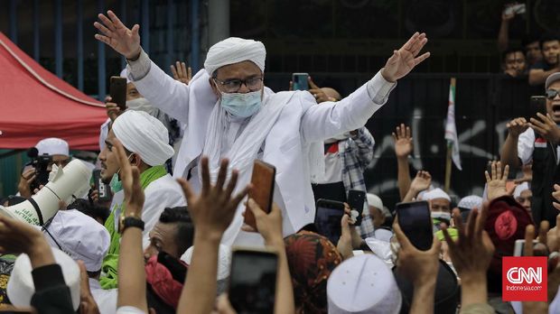 Habib Rizieq Shihab menyapa massa di Markas Besar FPI, Petamburan, Jakarta, Selasa (10/11/2020). CNN Indonesia/Adhi Wicaksono