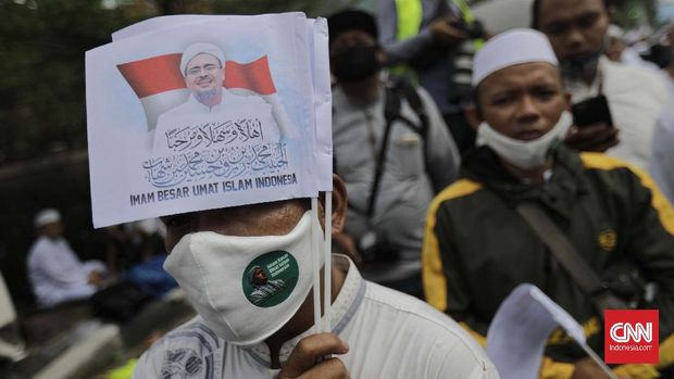 Massa menyambut kedatangan Habib Rizieq Shihab di Markas Besar FPI, Petamburan, Jakarta, Selasa (10/11/2020). CNN Indonesia/Adhi Wicaksono