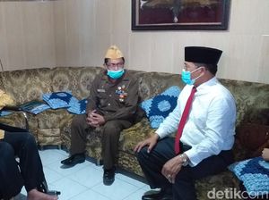 Pj Bupati Sidoarjo Isi Hari Pahlawan dengan Jenguk Veteran Sakit