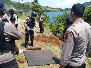 Tengah Evakuasi Mobil Kecelakaan, Polisi Temukan Mortir di Jayapura Tengah Evakuasi Mobil Kecelakaan, Polisi Temukan Mortir di Jayapura