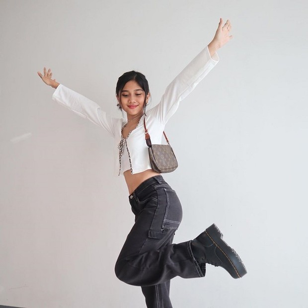 Pose foot pop/preview.ph Pose foot pop banyak digandrungi karena membuat penampilan jadi imut/preview.ph