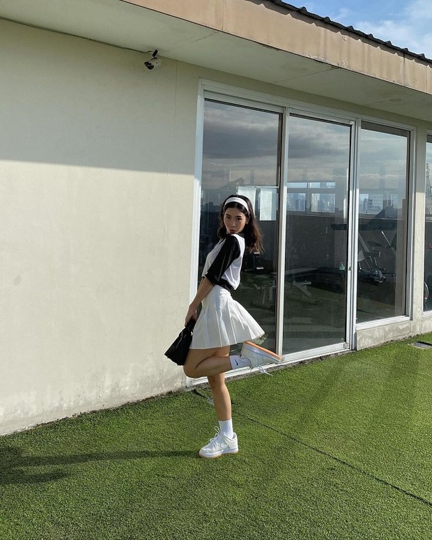 Pose foot pop/preview.ph Pose foot pop bisa membuat tubuh terlihat lebih ramping ideal/preview.ph