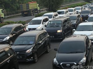 Video: Lalin Ke Bandara Soetta Macet Jelang Kedatangan Habib Rizieq Video: Lalin Ke Bandara Soetta Macet Jelang Kedatangan Habib Rizieq