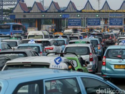 Tol Macet Total, Penumpang ke Bandara Soetta Diangkut Via Contraflow