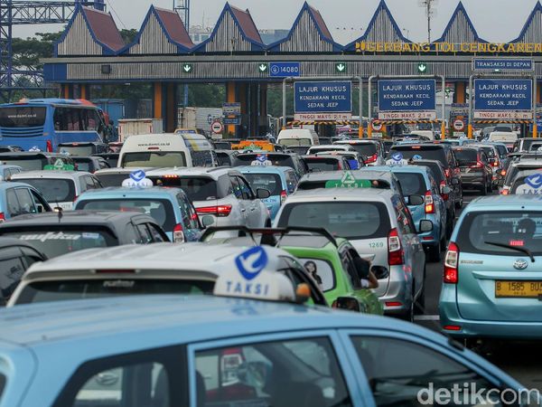Potret Kemacetan di Tol Arah Bandara Soetta Pagi Ini