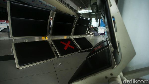 Potret Kursi Bandara Soetta Rusak Usai Massa FPI Bubar