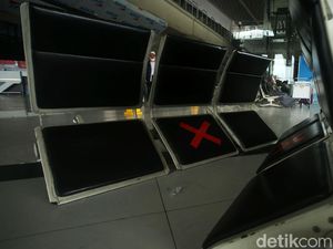 Potret Kursi Bandara Soetta Rusak Usai Massa FPI Bubar Potret Kursi Bandara Soetta Rusak Usai Massa FPI Bubar