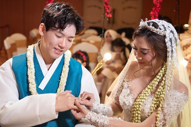 Tara dan Woni menikah dengan menggabungkan dua budaya.