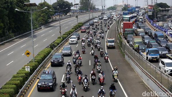 Potret Pemotor Masuk Tol Dalam Kota