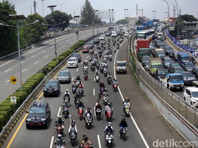 Potret Pemotor Masuk Tol Dalam Kota