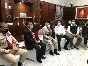 Risma Beri Penghargaan Pahlawan Kemanusiaan Saat Pandemi COVID-19