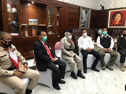 Risma Beri Penghargaan Pahlawan Kemanusiaan Saat Pandemi COVID-19