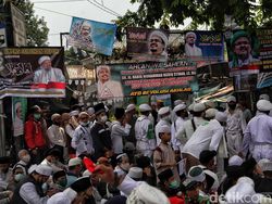 Sambut Habib Rizieq, Massa FPI Penuhi Jalan Petamburan