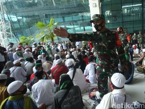 Sambut Rizieq, Massa Bersholawat di T3 Bandara Soetta Sambut Rizieq, Massa Bersholawat di T3 Bandara Soetta