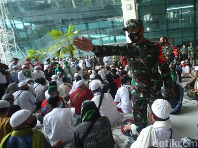 Sambut Rizieq, Massa Bersholawat di T3 Bandara Soetta