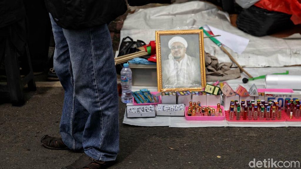 Serba Serbi Penyambutan Habib Rizieq di Petamburan Serba Serbi Penyambutan Habib Rizieq di Petamburan
