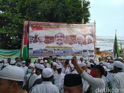 Sambut Rizieq, Spanduk Revolusi Akhlaq Terpasang di Petamburan