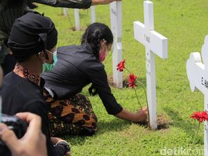 Aksi Tabur Bunga untuk Korban Perang di Makam Ereveld Bandung