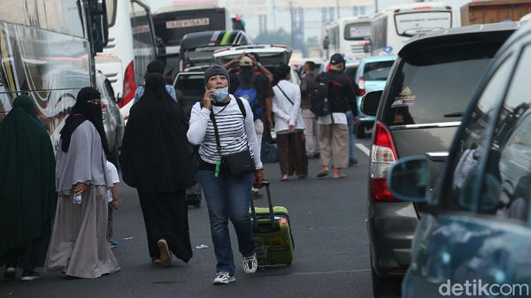 Terjebak Macet, Penumpang Pesawat-Pramugari Terpaksa Jalan Kaki
