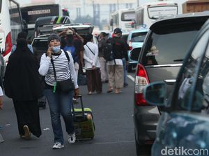 Terjebak Macet, Penumpang Pesawat-Pramugari Terpaksa Jalan Kaki