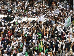 Polres Bekasi Bikin Penyekatan di Pintu Tol, Massa Aksi Akan Di-rapid Test