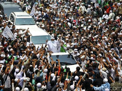 Tiba di Slipi, Habib Rizieq Disambut Lautan Manusia