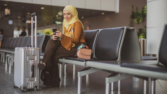 Traveler Muslim Ilustrasi di bandara.