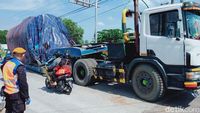 Waduh! Truk Bermuatan 20 Ton Nyangkut di Rel Kereta Klaten