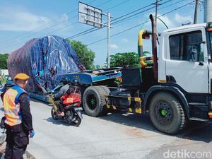 Waduh! Truk Bermuatan 20 Ton Nyangkut di Rel Kereta Klaten