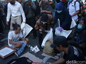 Momen Risma Punguti Sampah di Tengah Kerumunan Pedemo Omnibus Law