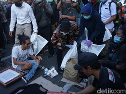 Momen Risma Punguti Sampah di Tengah Kerumunan Pedemo Omnibus Law