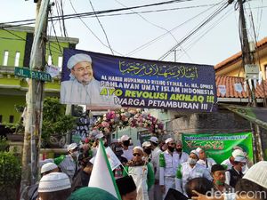 Massa Padati Gang Petamburan 3, Poster Habib Rizieq Bertebaran