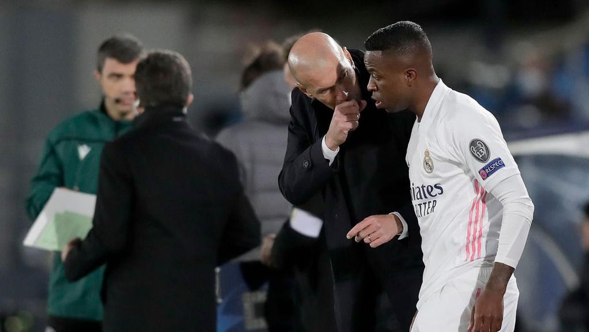 Zinedine Zidane dan Vinicius Junior. (Foto: Getty Images/Gonzalo Arroyo Moreno)