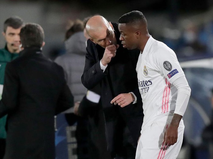 MADRID, SPAIN - NOVEMBER 03: Vinicius Junior of Real Madrid speaks with Zinedine Zidane, Head Coach of Real Madrid before coming onto the pitch during the UEFA Champions League Group B stage match between Real Madrid and FC Internazionale at Estadio Alfredo Di Stefano on November 03, 2020 in Madrid, Spain. Football Stadiums around Europe remain empty due to the Coronavirus Pandemic as Government social distancing laws prohibit fans inside venues resulting in fixtures being played behind closed doors. (Photo by Gonzalo Arroyo Moreno/Getty Images)
