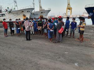 Kemenhub Pulangkan 13 ABK WNI di Kapal Ikan China dari Senegal Kemenhub Pulangkan 13 ABK WNI di Kapal Ikan China dari Senegal