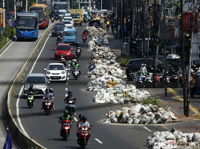Lagi-lagi Proyek Galian Bikin Sempit Jalan Otista
