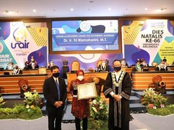Punya Kontribusi untuk Surabaya, Tri Risma Raih Award dari UNAIR