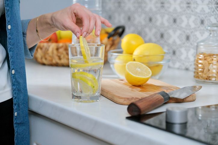 Apa Benar Minum Air Lemon Bisa Turunkan Berat Badan?
