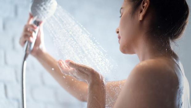 . Mandi dengan air panas sama saja seperti memanaskan minyak di kulit yang kemungkinan besar dapat mengemulsi, melarutkan dan benar-benar menghilangkan minyak alami di wajah.