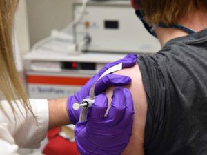 Komite FDA Rekomendasikan Izin Darurat Vaksin COVID-19 Pfizer Komite FDA Rekomendasikan Izin Darurat Vaksin COVID-19 Pfizer