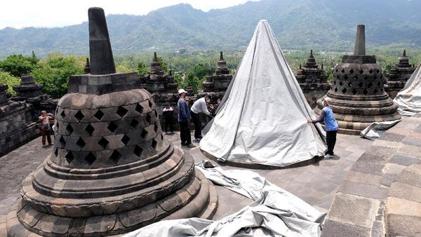 Antisipasi Erupsi, Stupa Candi Borobudur Ditutup Terpal