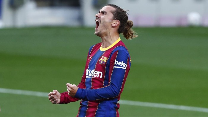 Barcelonas Antoine Griezmann reacts after a missed scoring opportunity during the Spanish La Liga soccer match between FC Barcelona and Betis at the Camp Nou stadium in Barcelona, Spain, Saturday, Nov. 7, 2020. (AP Photo/Joan Monfort)